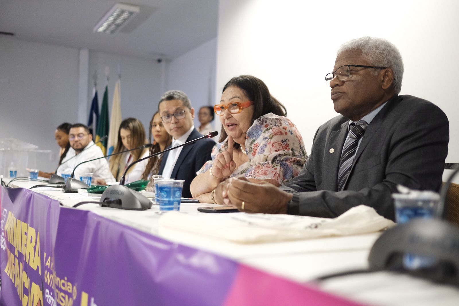 Deputado Carlos Lula na mesa de abertura, com representantes do Unicef, Rede Primeira Infância e Secretarias de Estado