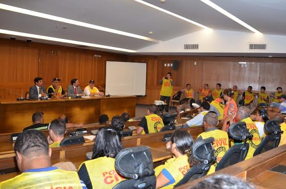 Deputados reúnem-se com policiais civis em greve e debatem reivindicações 