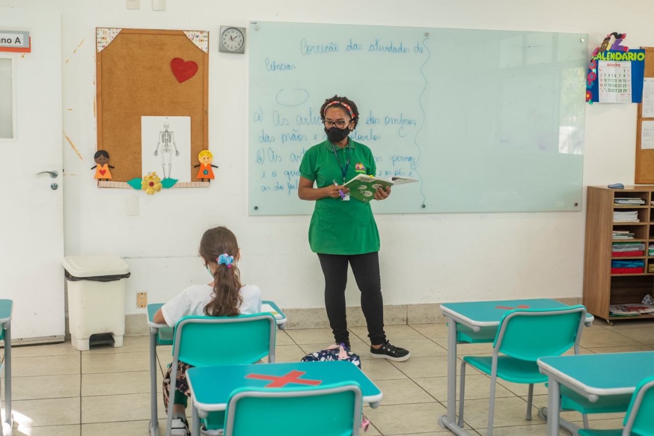 Professora da Sementina conduz aula usando máscara, conforme determinado pelas autoridades sanitárias