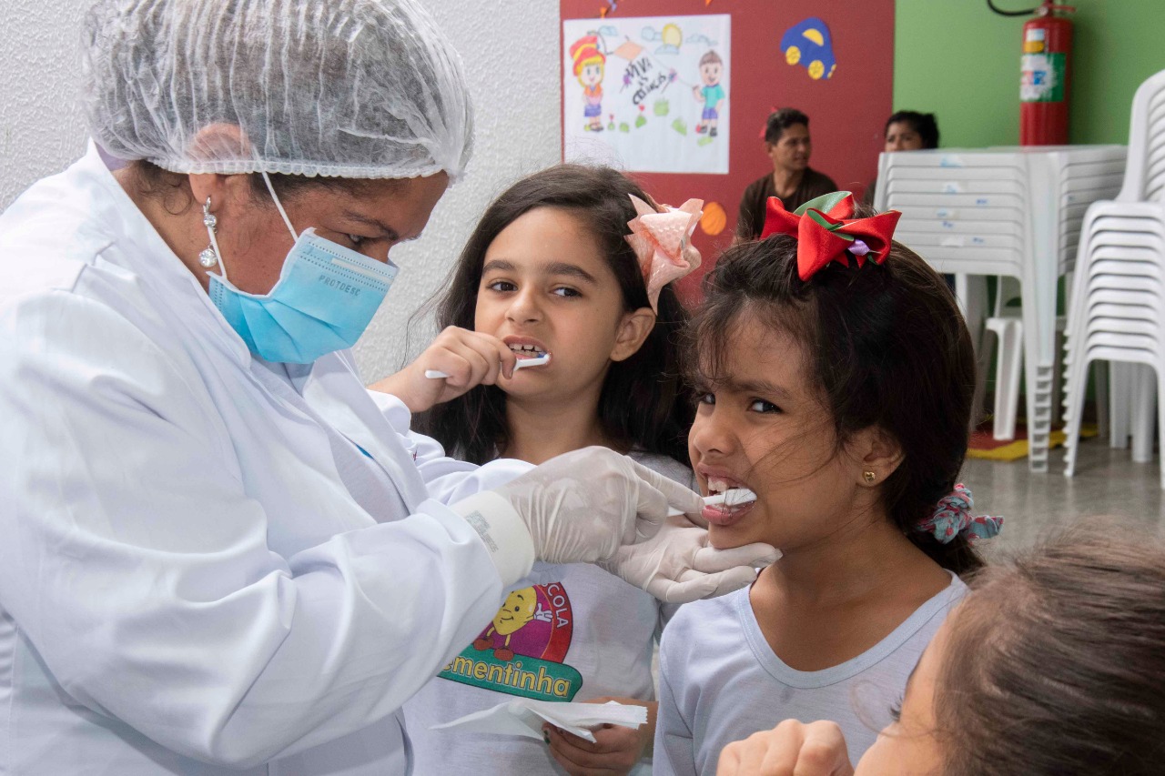 Alunos da Creche-Escola Sementinha recebem aplicação de flúor e dicas de escovação 