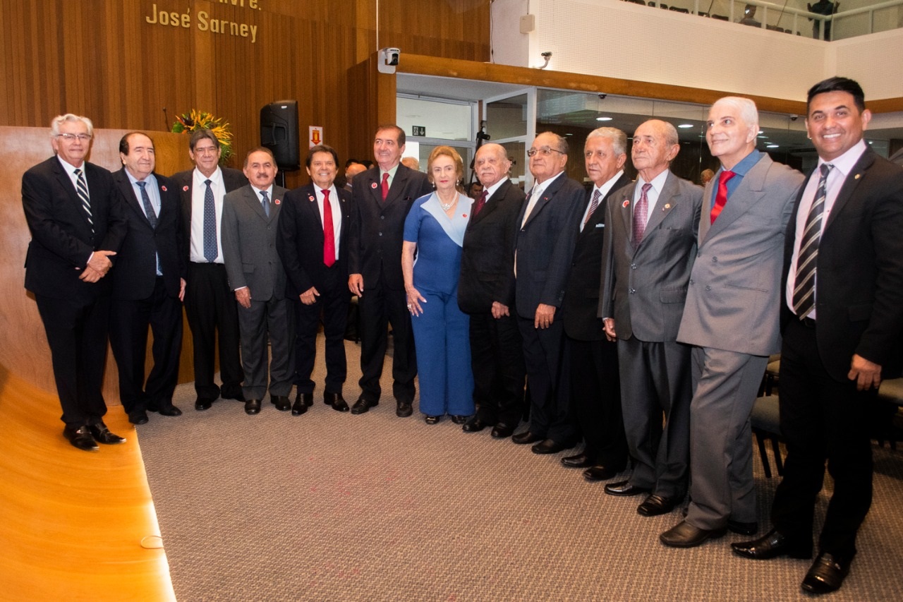 Deputados constituintes, parlamentares atuais e convidados marcaram presença na sessão solene