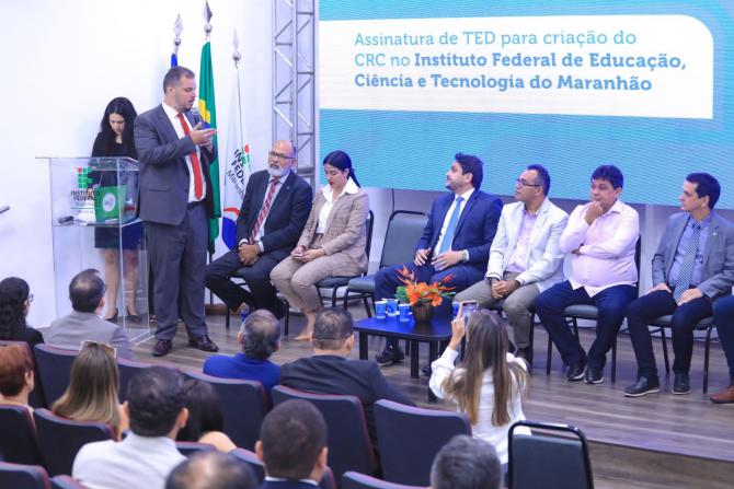 Rodrigo Lago prestigia ato de implantação de centro para incentivar a inclusão digital no Maranhão 
