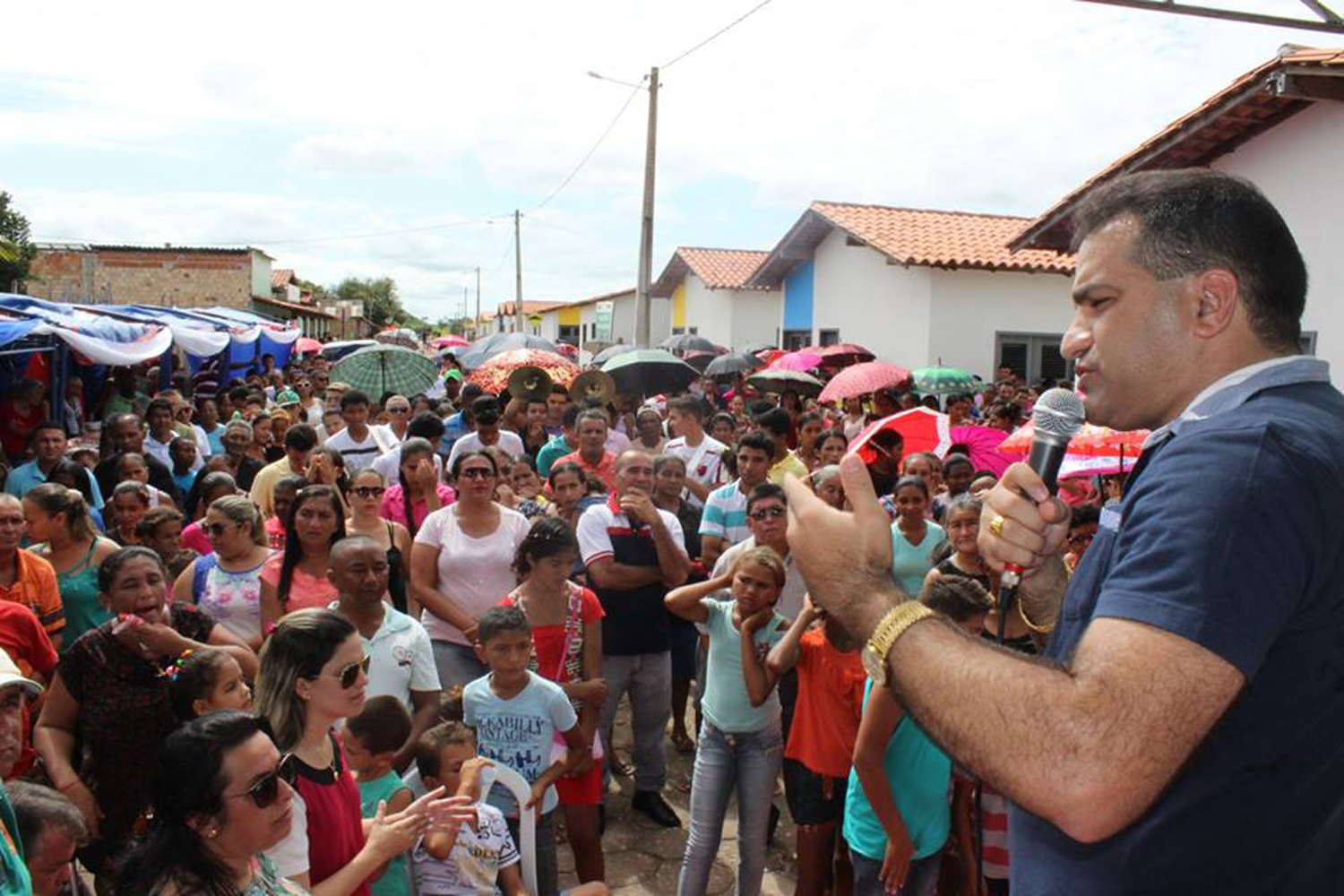 Josimar prestigia entrega de casas populares em Maranhãozinho