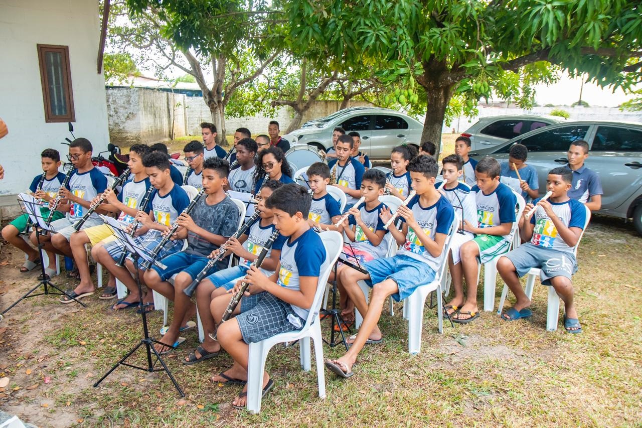 Crianças e adolescentes integrantes do programa fazem apresentação na orquestra, uma das oficinas da ação