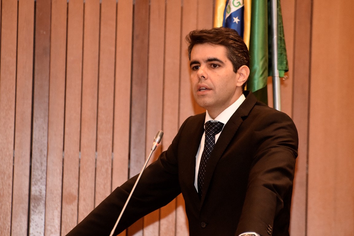 Adriano afirma "governo pode pagar reajuste aos professores sem aumentar impostos"