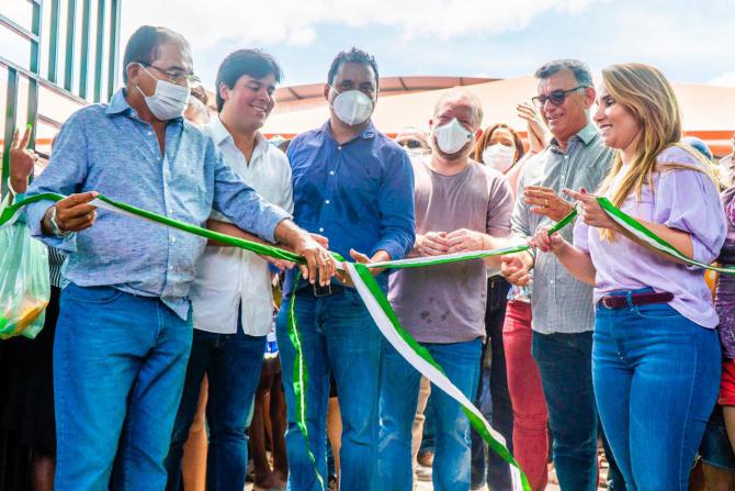 Othelino e Thaiza participam da inauguração do segundo bloco do Mercado Municipal de Pinheiro