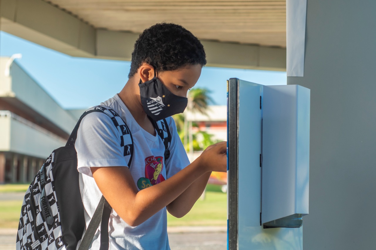 Todos os protocolos sanitários estão sendo seguidos pelos alunos, principalmente a higienização das mãos e o uso de máscaras 