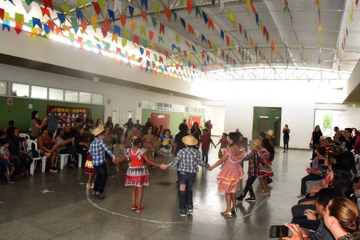 Alunos do ensino fundamental apresentam-se no arraial da Creche-Escola Sementinha