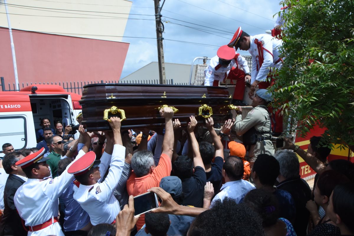 Multidão lota as ruas de Caxias para dar adeus ao grande líder, Humberto Coutinho