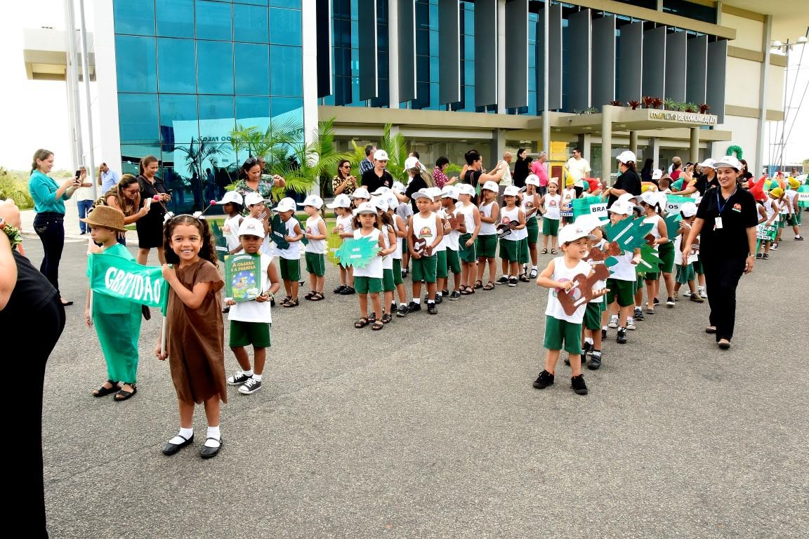 Alunos da Sementinha apresentam temática sobre valores durante desfile cívico