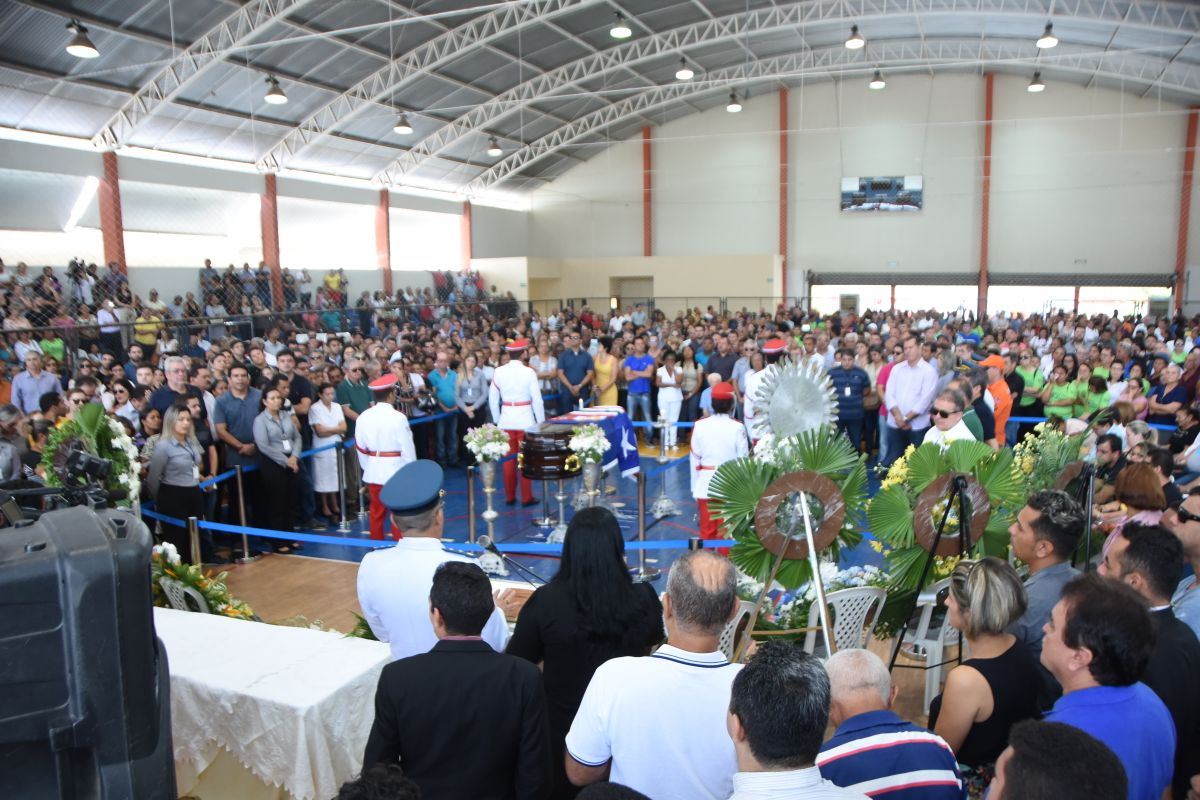 Em missa de corpo presente, governador, deputados, amigos e populares prestam homenagem a Humberto 