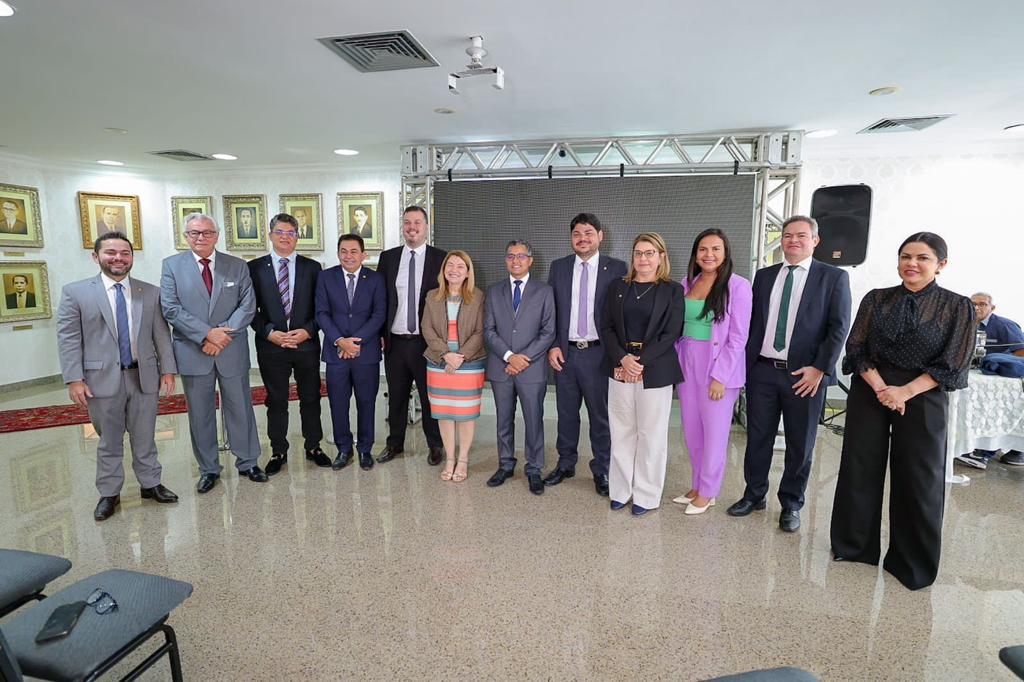 Deputados reunidos com executivos do Banco do Nordeste, na Assembleia Legislativa 