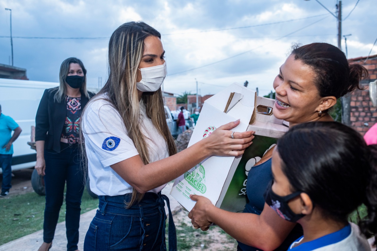 Presidente do Gedema entrega cesta básica a família da Vila Riod