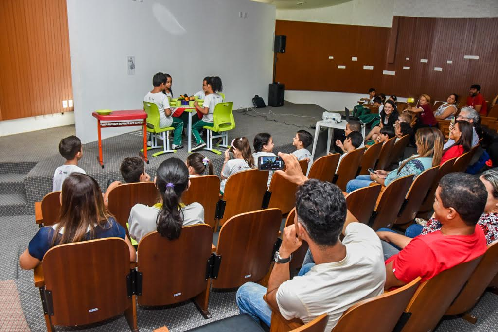 Alunos da Sementinha apresentam trabalho sobre gentileza durante reunião de pais