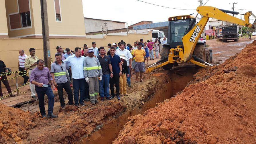 Glalbert Cutrim vistoria obra de recuperação da estrada do Socorrão II