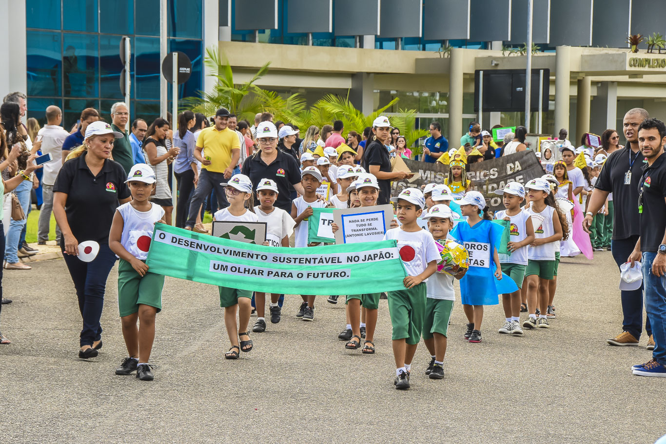 Alunos da Sementinha apresentam temática sobre turismo sustentável durante desfile cívico