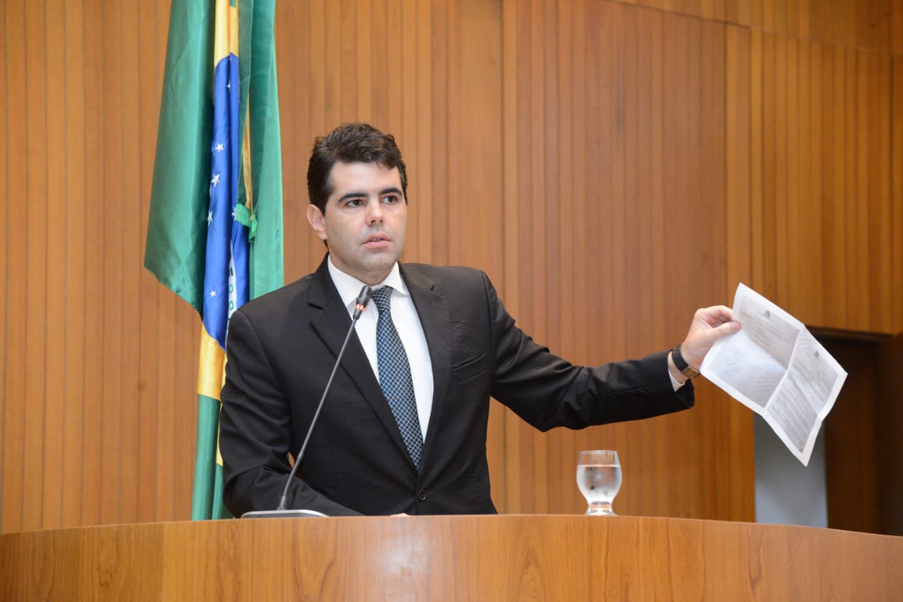 Deputado Adriano critica Medida Provisória de autoria do Poder Executivo 