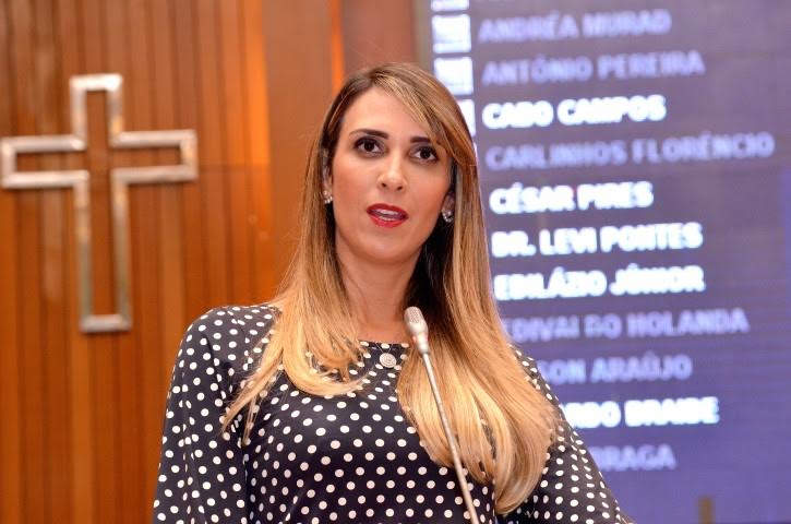 Deputada Andrea Murad afirma estar sendo perseguida e relata o fato aos deputados