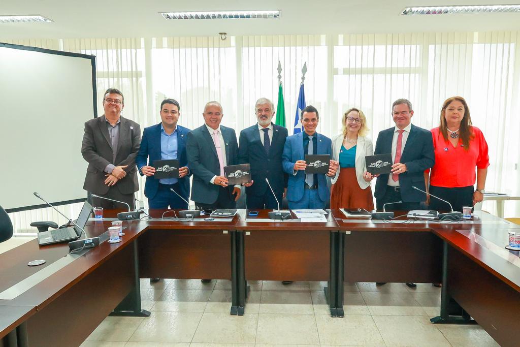 Deputados Ricardo Arruda, Rafael, Júlio Mendonça e Leandro Bello com convite entregue pela equipe da Uema