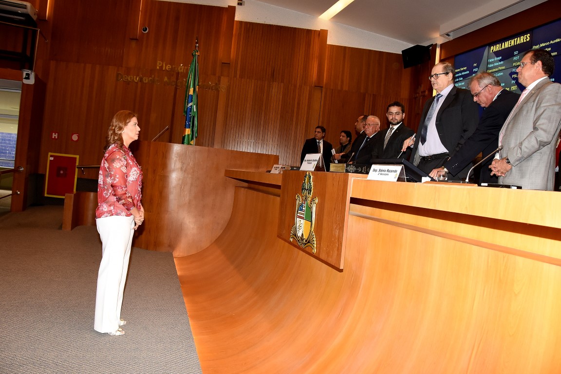 Deputada Valéria Macedo toma posse como procuradora da Mulher