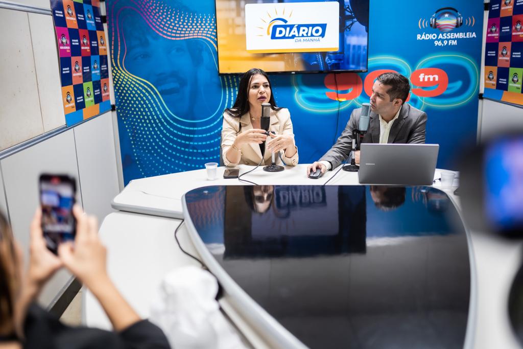 Janaína Ramos em conversa com o jornalista Ronald Segundo, na Rádio Assembleia