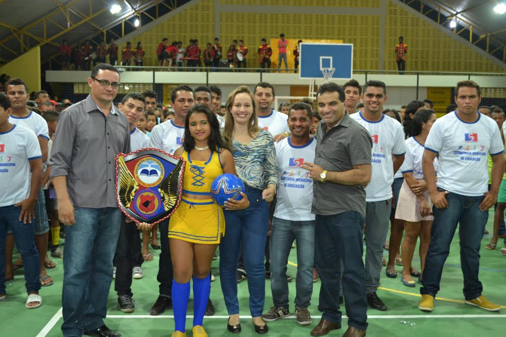 Maranhãozinho prestigia entrega de quadra poliesportiva em Centro do Guilherme