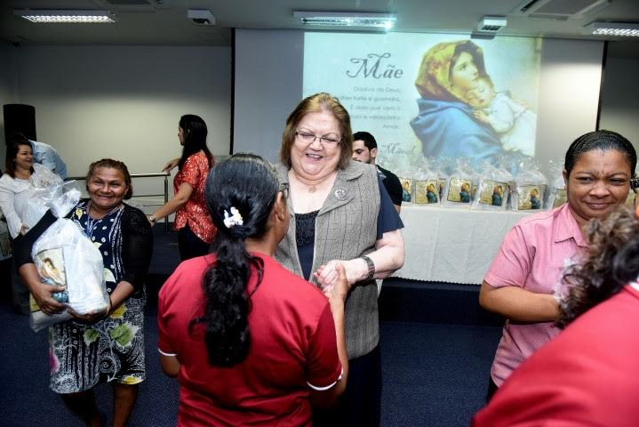 Gedema entrega cestas básicas para funcionárias da Limax em homenagem ao Dia das Mães