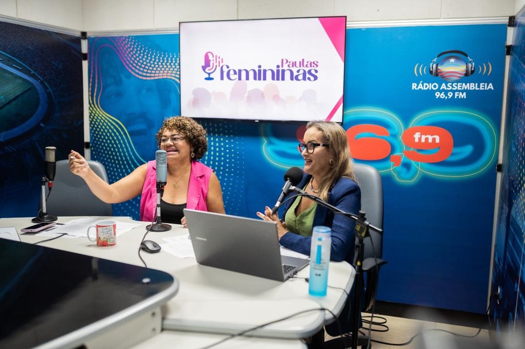 As jornalistas Régina Santana e Josélia Fonseca apresentam o programa 