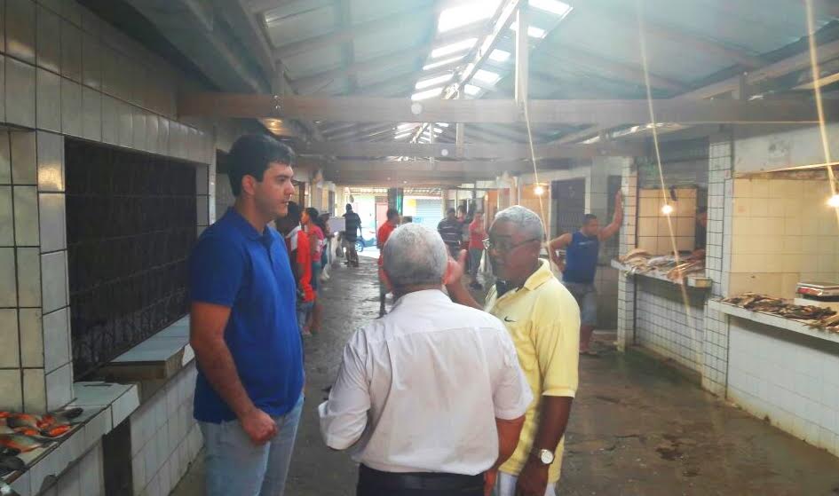 Eduardo Braide visita Mercado do Anjo da Guarda e anuncia emenda parlamentar para reforma