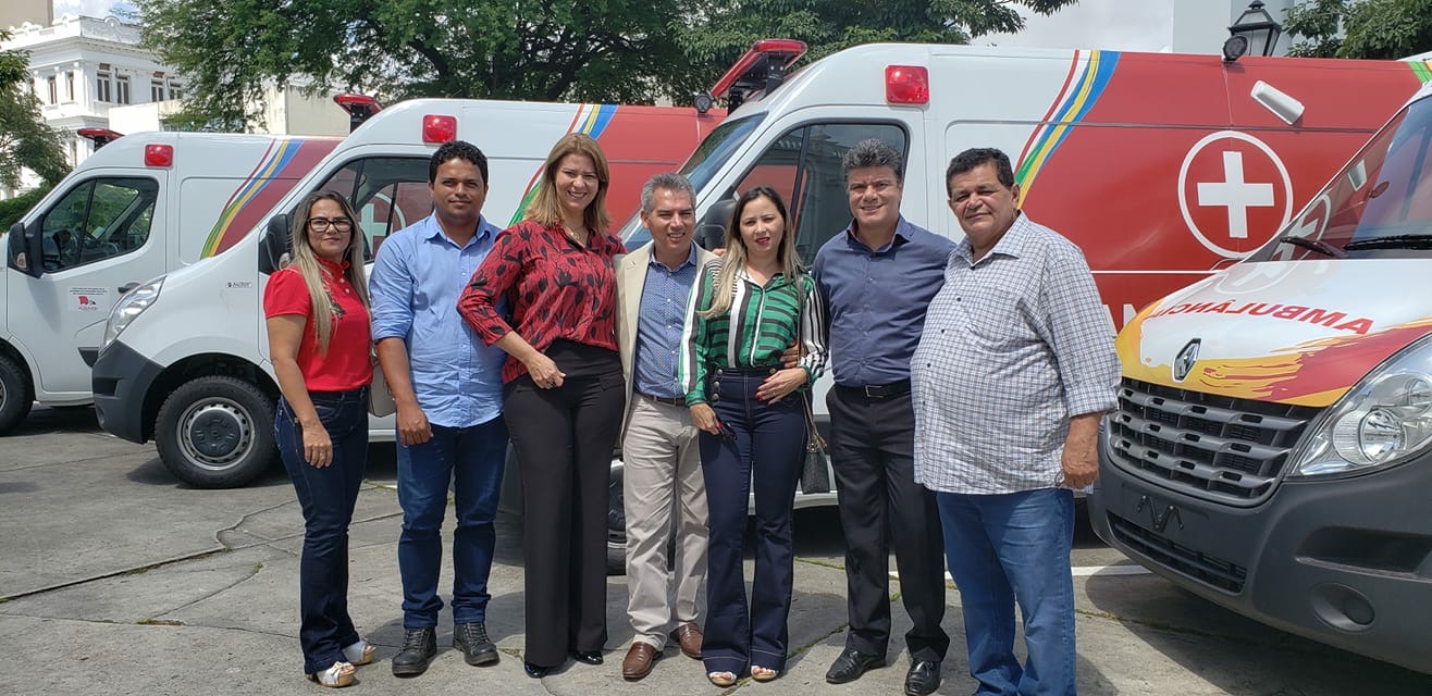 Valéria Macedo entrega ambulância para o município de Ribamar Fiquene