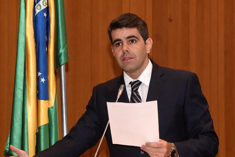 Adriano denuncia descaso do Governo com escola em Presidente Sarney