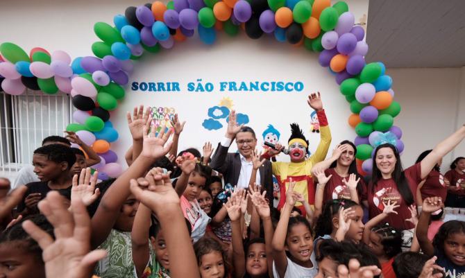 Carlos Lula comemora dois anos da Unidade Sorrir da Ponta do São Francisco