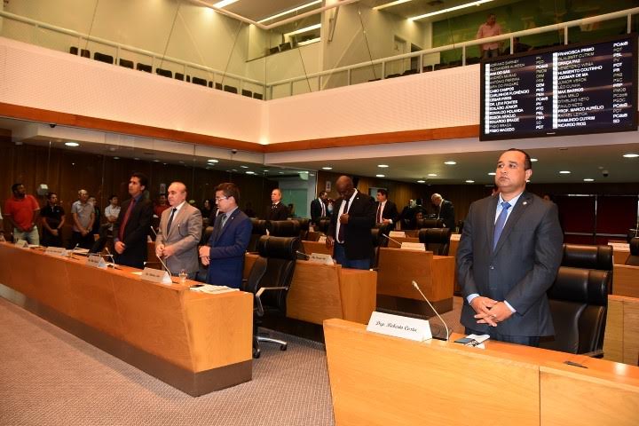 Deputados fazem um minuto de silêncio em homenagem ao músico Papete