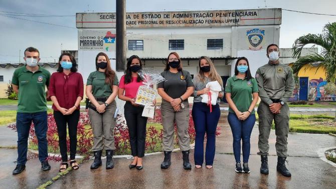 Ana do Gás visita unidade prisional feminina