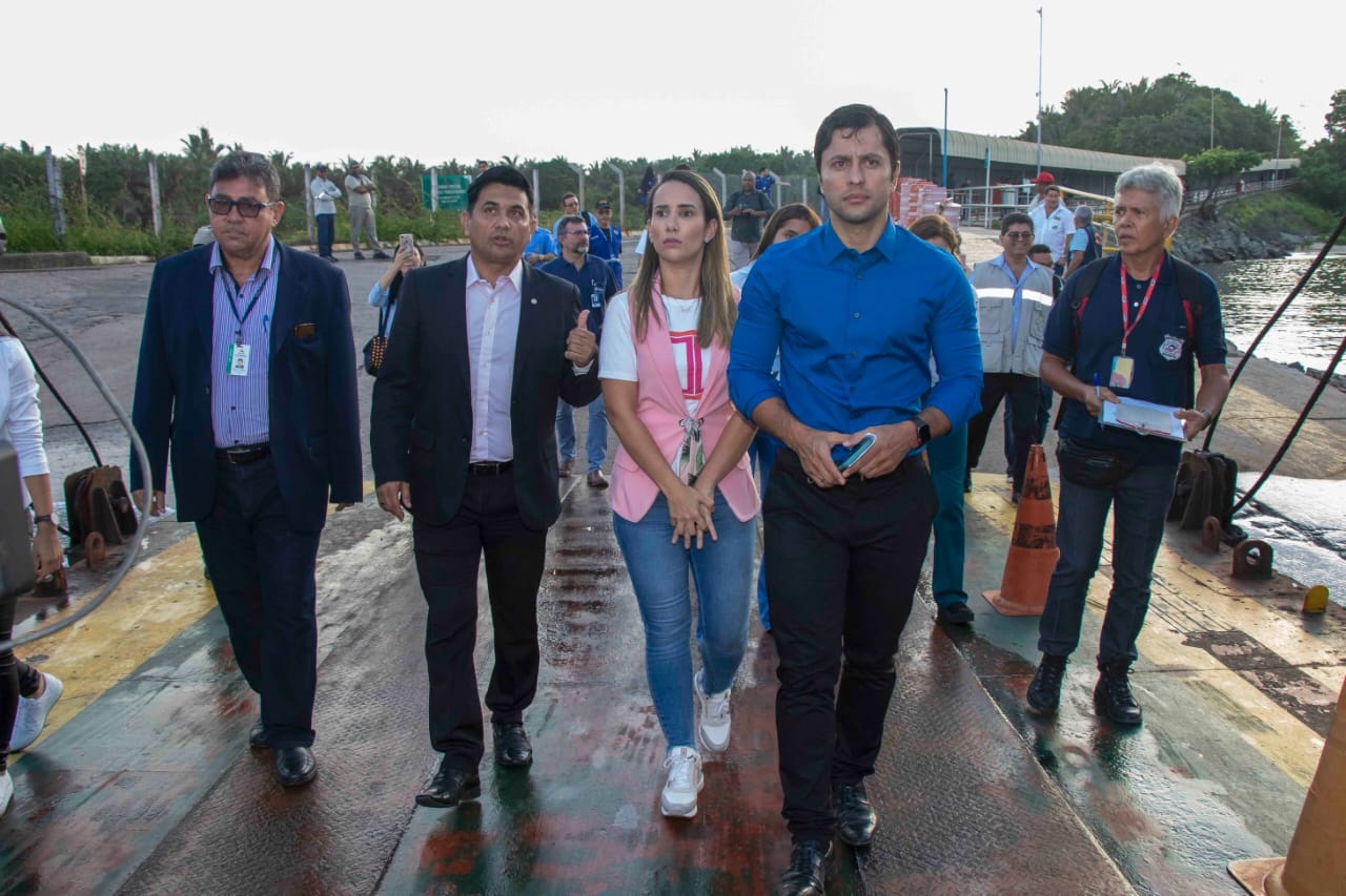 Os deputados Wellington do Curso, Thaiza Hortegal e Duarte Jr. coordenam a vistoria aos ferryboats