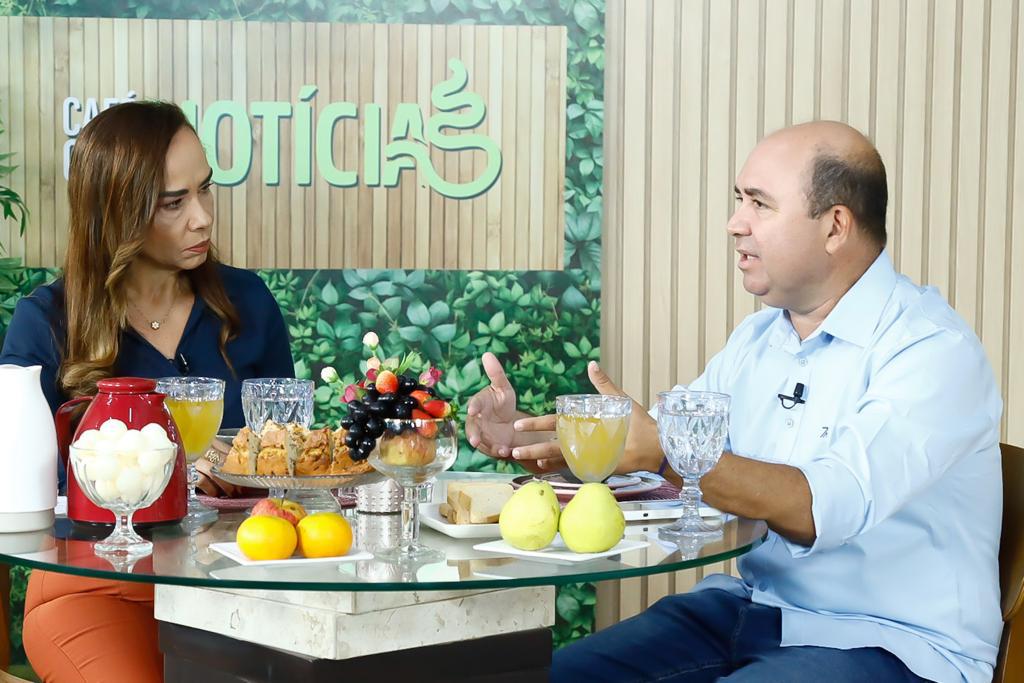 Robson Paz com a jornalista Elda Borges em registro no programa ‘Café com Notícias’