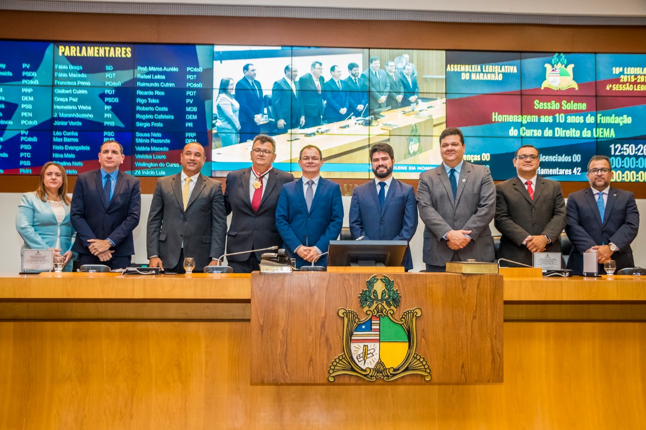 Roberto Costa homenageia curso de Direito da Uema e entrega medalha a Flávio Trindade