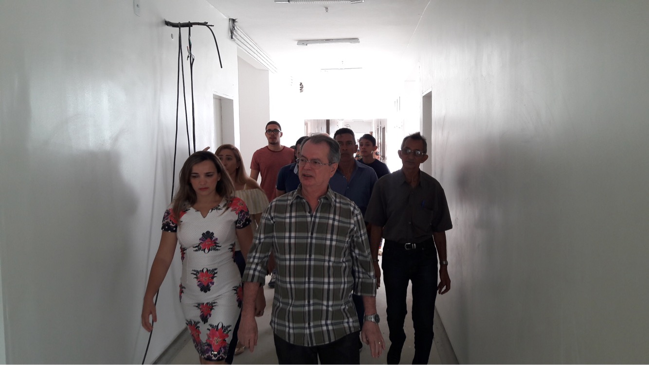 Levi Pontes fiscaliza obras do Hospital Macroregional de Chapadinha com lideranças políticas