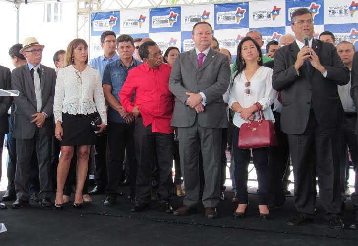 Fernando Furtado acompanha entrega de consultórios móveis do Programa Brasil Sorridente