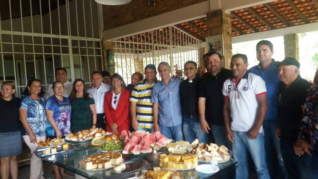 Durante café da manhã, Vinicius Louro recebe agradecimentos pelo apoio à igreja de Lima Campos   