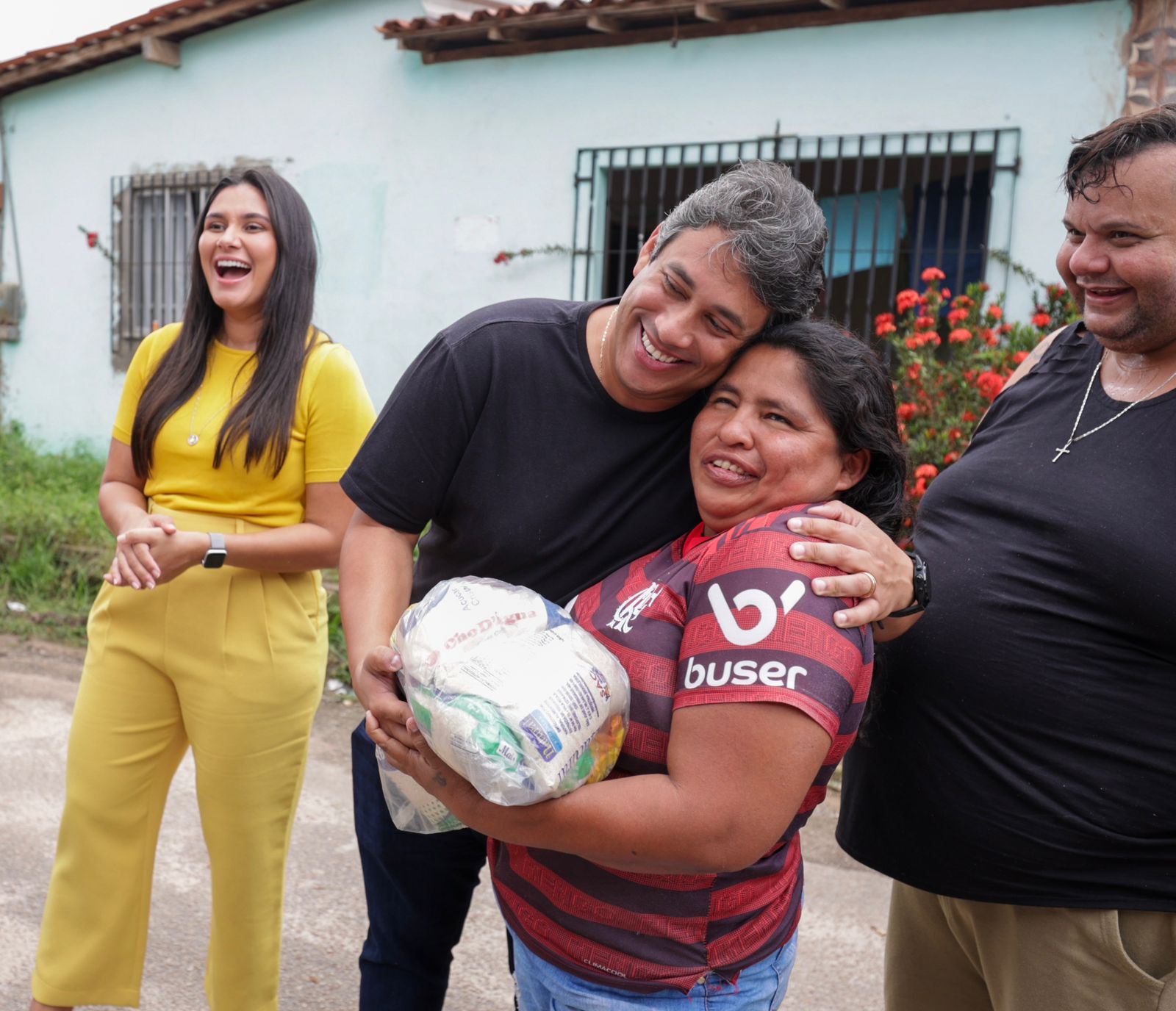 Osmar Filho durante distribuição de alimentos a famílias em situação de vulnerabilidade social 