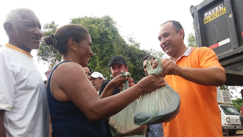 Roberto Costa doa pescado a comunidades carentes de Bacabal
