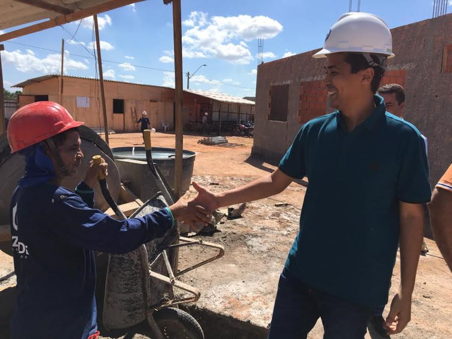 Marco Aurélio e secretário Clayton Noleto vistoriam obras da escola do Parque Alvorada