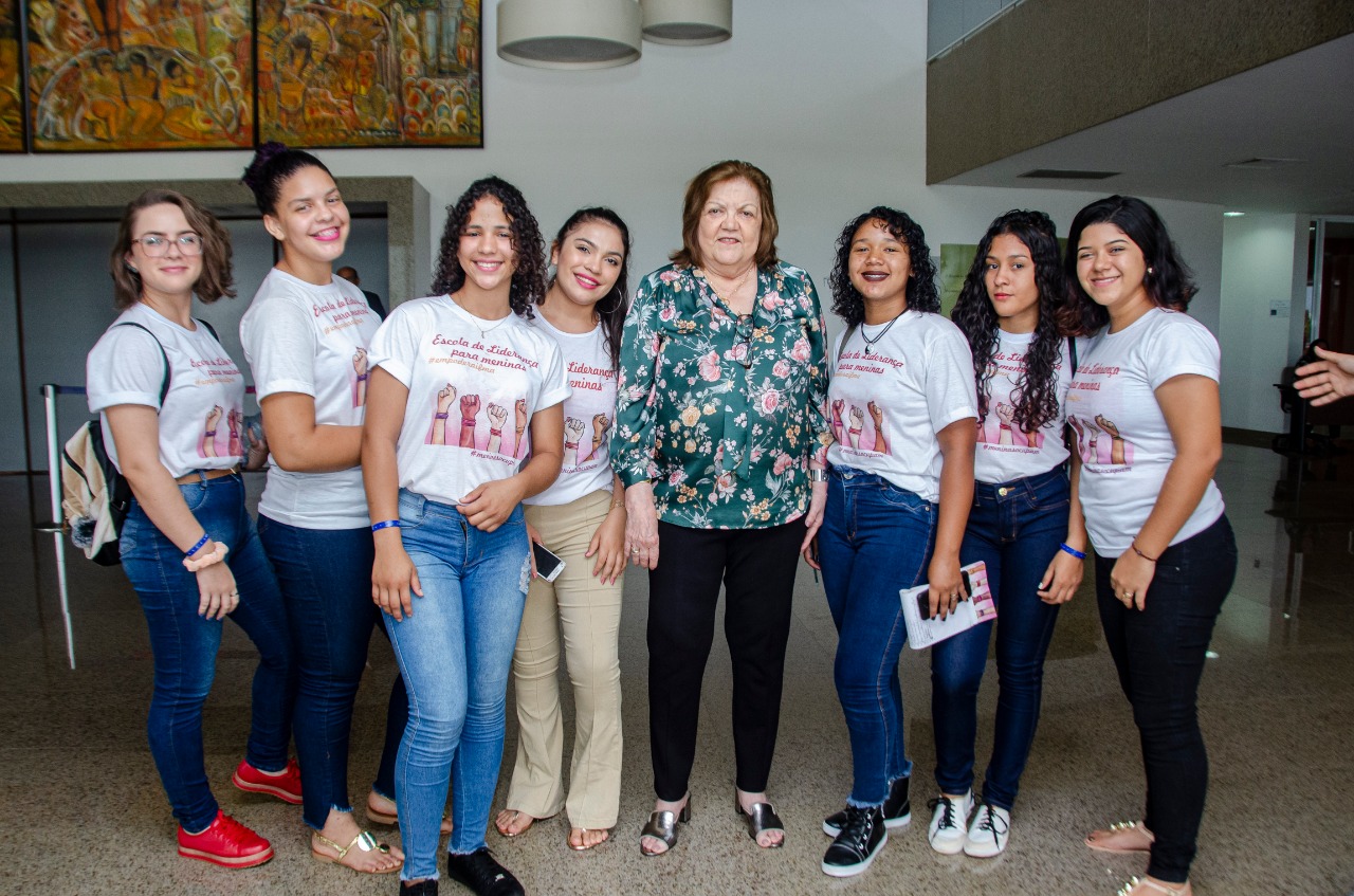 Cleide Coutinho recepciona meninas da ONG Plan Internacional