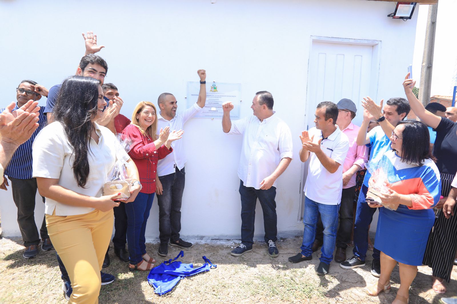 Com o prefeito Wallas Rocha, Iracema Vale e Brandão descerram placa de inauguração do estádio