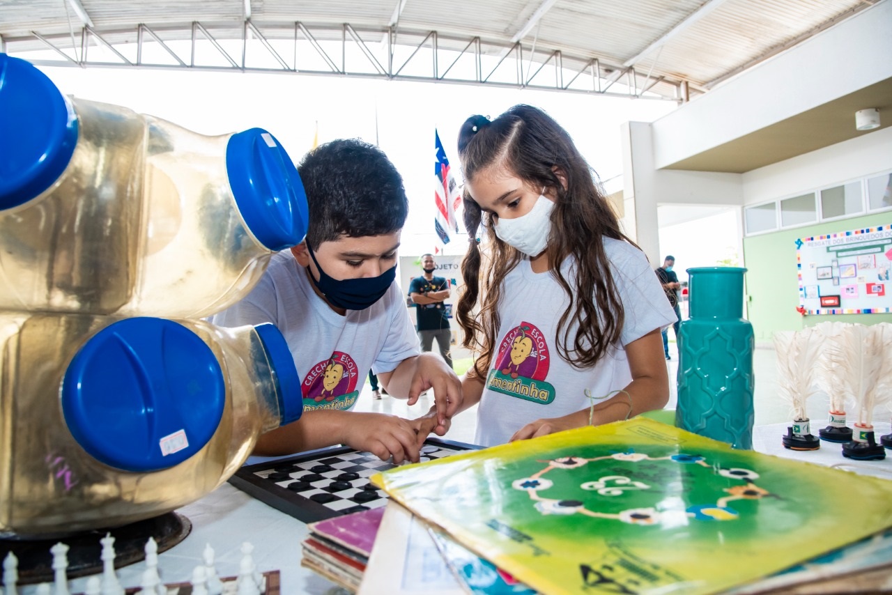 Alunos se divertem com brincadeiras e objetos que fizeram parte da exposição da Mostra Cultural da Sementinha