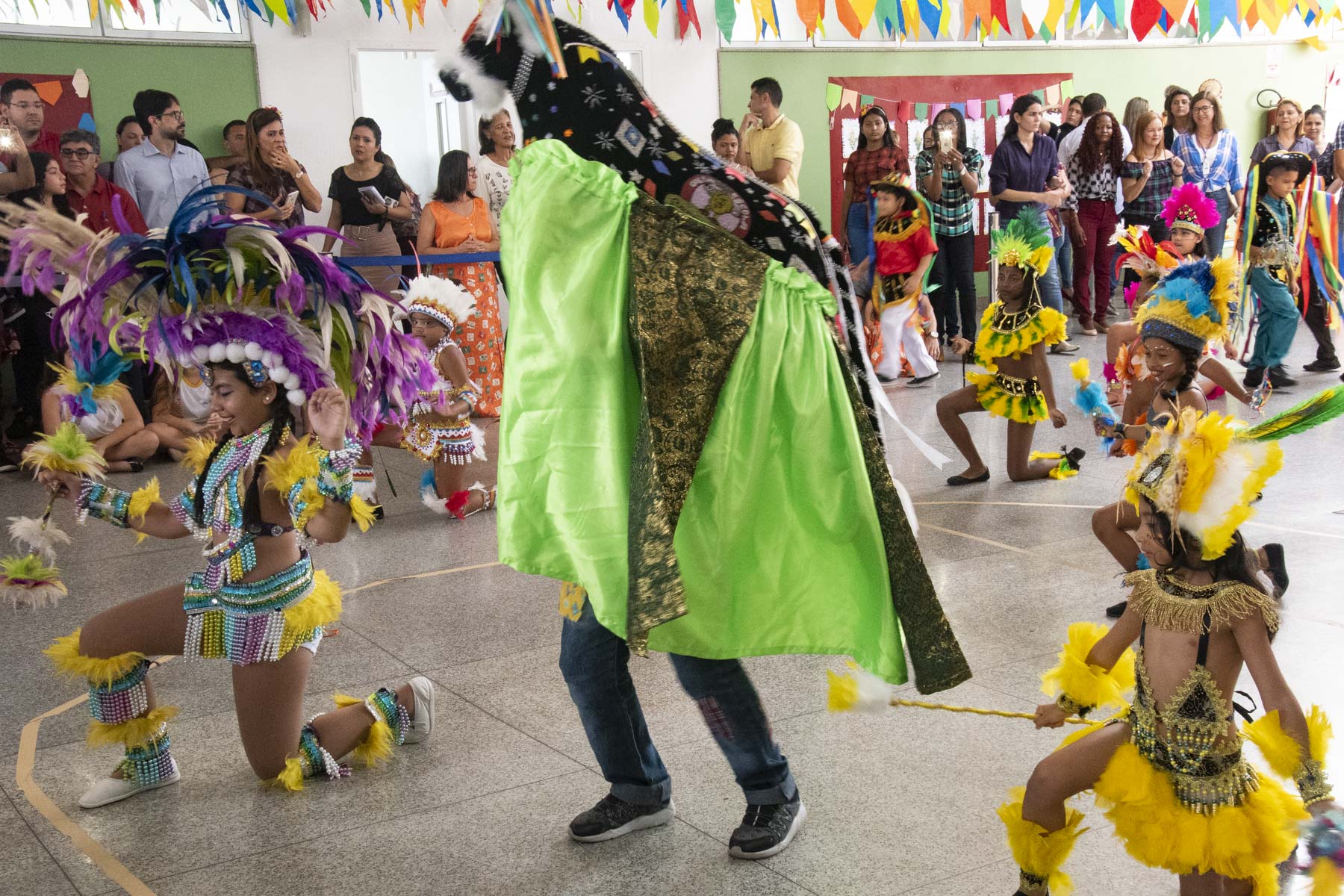 Alunos da Educação Infantil da Creche-Escola Sementinha participam de festa junina