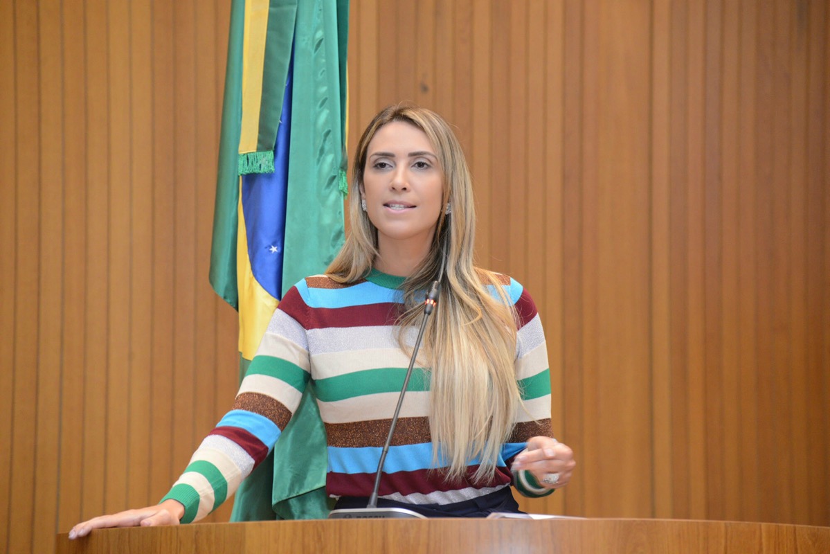 "Pai de prefeito se apossa de cargo e ameaça professores", denuncia Andrea 