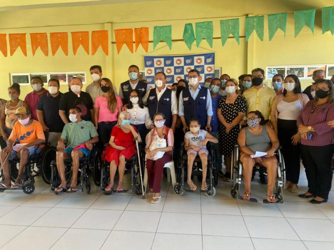 Thaiza Hortegal participa da entrega de cadeiras de rodas no Baixo Parnaíba