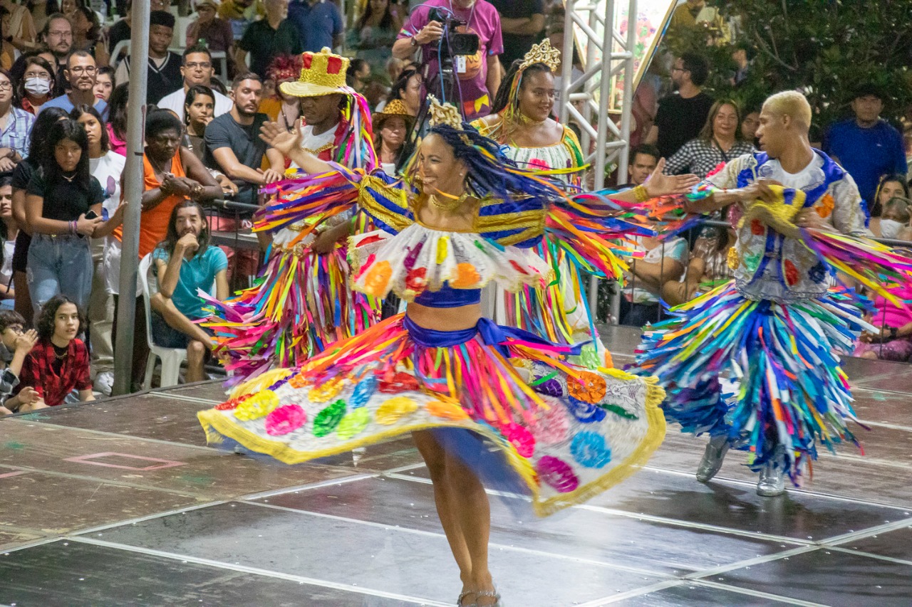 Integrante do Cacuriá de Dona Teté rodopia sobre o tablado durante a contagiante apresentação da dança folclórica no 